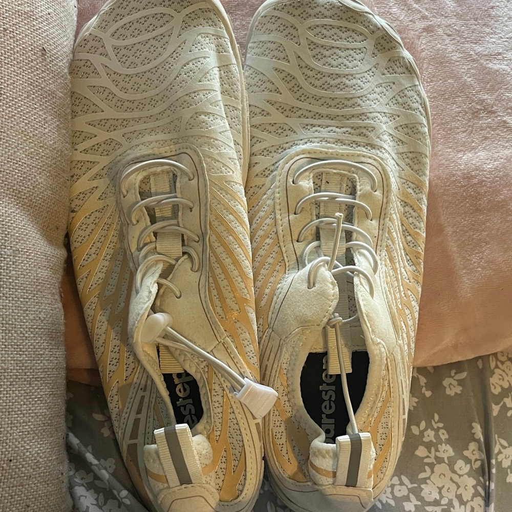 Barestep neuropathy shoes for grounding